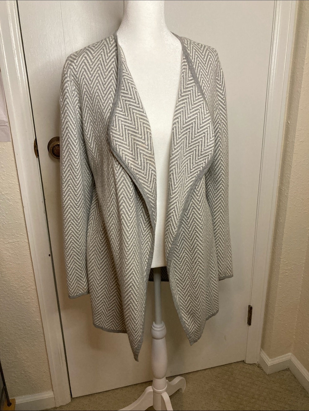 Vince Camuto Gray and White Chevron Open-Front Cardigan
